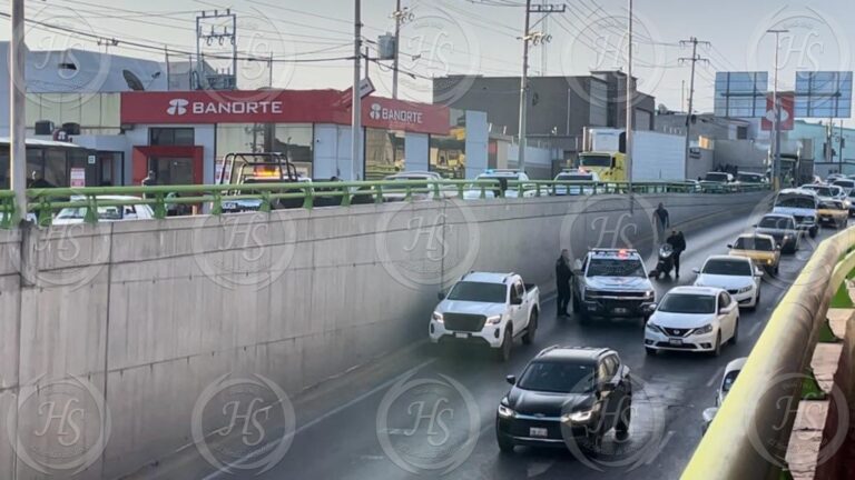 Intenta lanzarse de puente en El Sarape; policías de Saltillo logran salvarlo