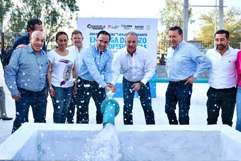 Manolo Jiménez y Román Cepeda ponen en operación el nuevo pozo de agua potable “Los Profesionistas” en Torreón