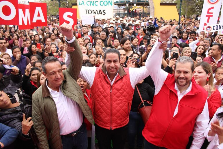 Miles arropan a Tomás Gutiérrez en su registro como precandidato del PRI a la alcaldía de Ramos Arizpe