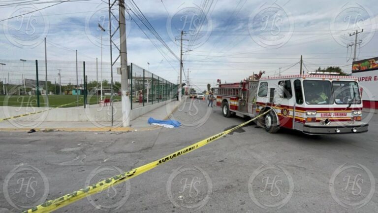 Muere electrocutado tras escalar poste en Saltillo