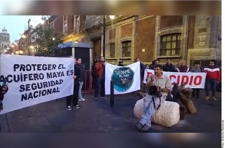 Protesta #SélvameDelTren en Palacio Nacional