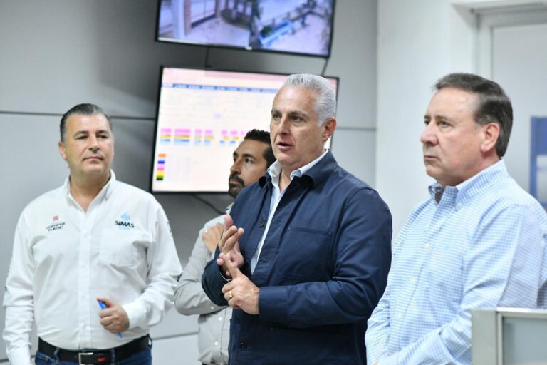 Román Alberto Cepeda González supervisa la tecnología implementada en el Call Center del SIMAS Torreón