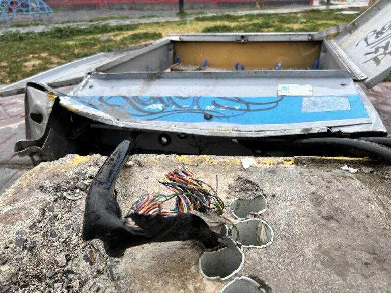 Vandalizan caja de registro telefónica en colonia El Escorial; vecinos reportan fallas en el servicio 