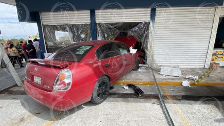 Adolescente embiste a estudiante de secundaria contra negocio y la manda al hospital en Saltillo