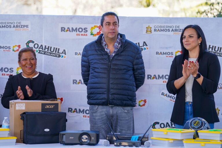 Chema Morales continúa con la entrega de apoyos para las escuelas de Ramos Arizpe