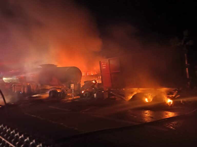 Chocan y se incendian pipa y tráiler en Autopista Saltillo-Monterrey