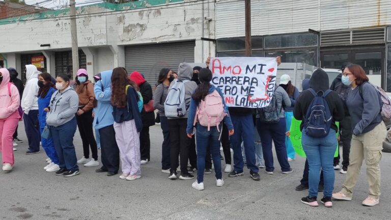 Con manifestación, exigen estudiantes de Cruz Roja Saltillo mejores condiciones en colecta anual