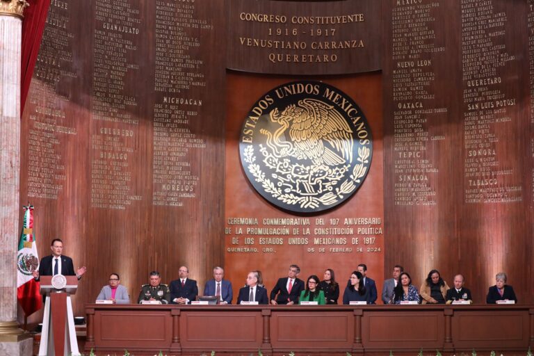 En la Conmemoración de Promulgación de la Constitución, defienden institutos autónomos y equilibrio de Poderes