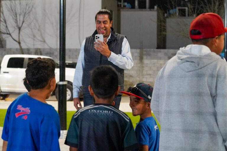 Entrega Chema Morales alumbrado en nueva cancha y plaza de Ramos Arizpe