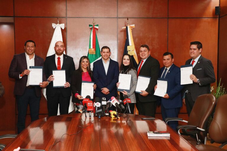 Entrega rector de la UAdeC más nombramientos, entre ellos Oficialía Mayor, Difusión Cultural y Deportes