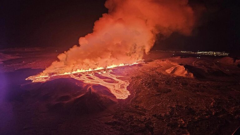 Hace erupción un volcán en Islandia; sus impresionantes imágenes inundan el internet