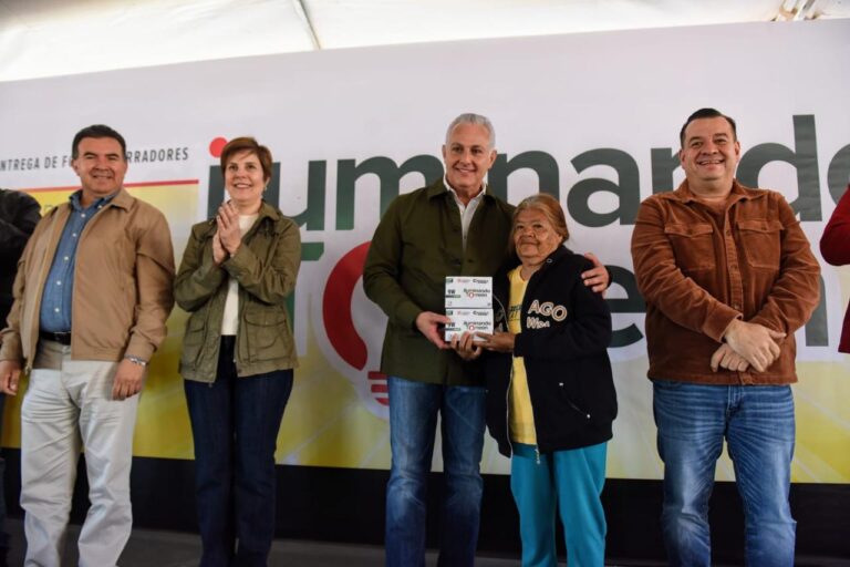 Lleva Román Cepeda el programa “Iluminando Torreón” al ejido Albia