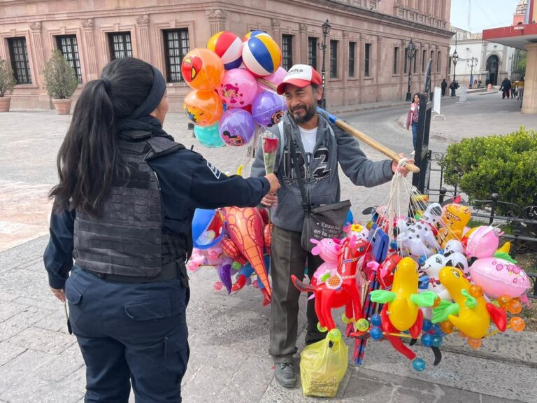 Entregan policías de Saltillo flores a la ciudadanía