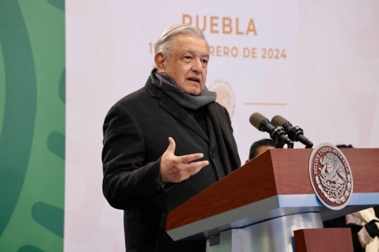 Los que marcharon se disfrazan de demócratas.- López Obrador