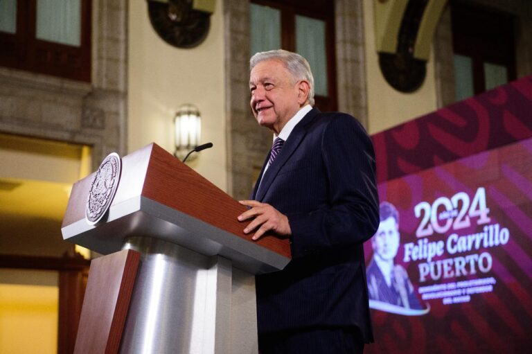 ‘¿Millones de narco a campaña? Sería rico, no tengo nada’: AMLO