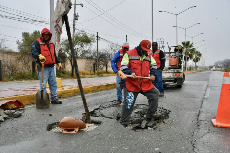 Por constante lluvia se genera hundimiento y baches en bulevar Salto de Agua; cuadrillas apoyan en reparación