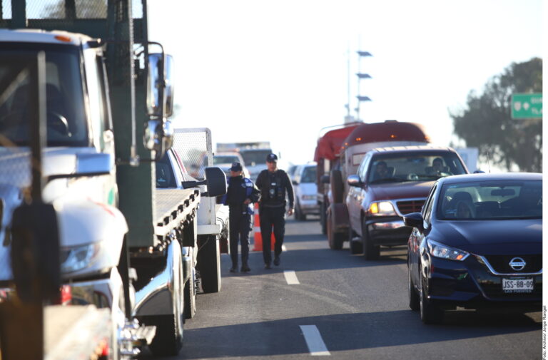 Realizan paro transportistas en carreteras de México