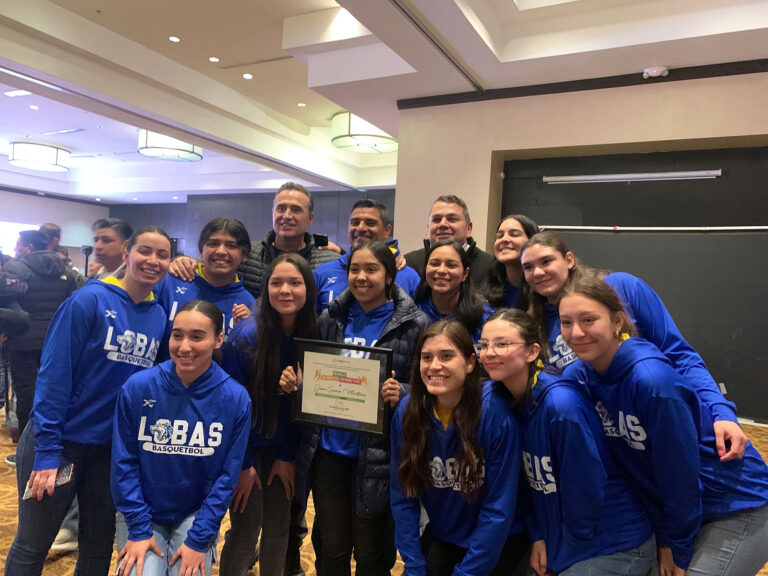 Recibe equipo de basquetbol femenil “Las Lobas” de la UA de C el Premio al Mérito Deportivo Municipal