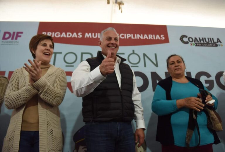 Román Cepeda lleva brigada vespertina a la colonia Magdalenas, en Torreón