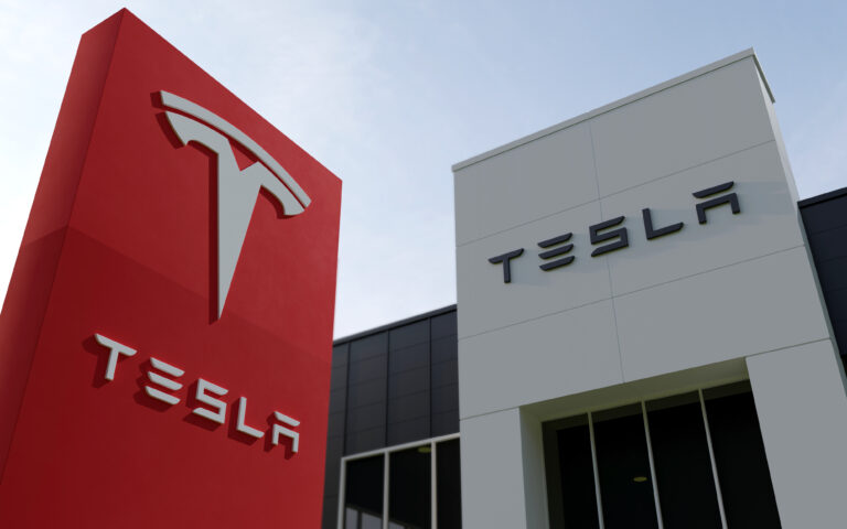 Revisará Tesla casi todos los autos vendidos en EU