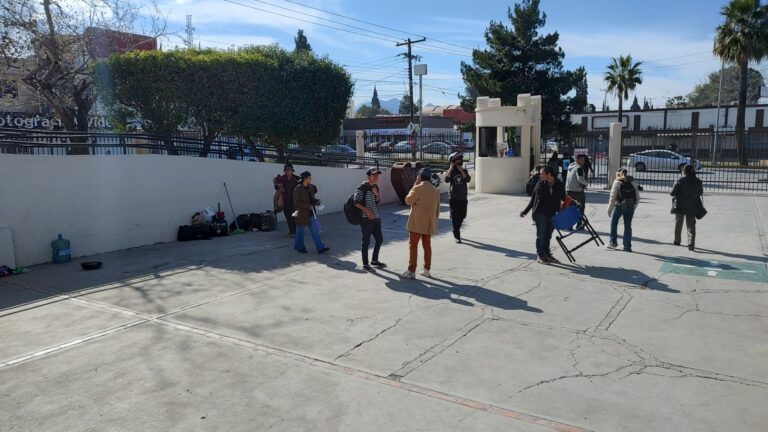 Tras diálogo, se retiran manifestantes de la explanada de Rectoría de la UAdeC