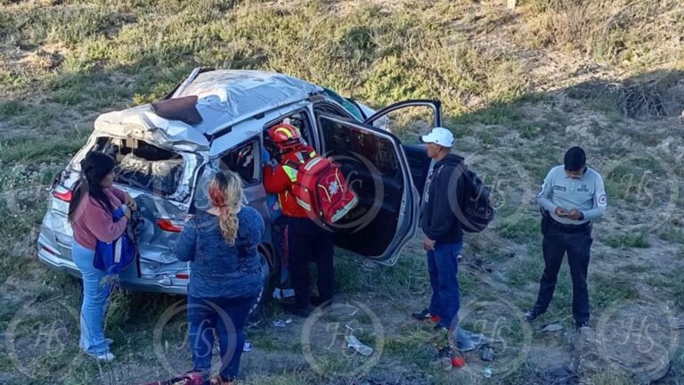 Tres heridos en volcadura sobre la carretera a Monclova