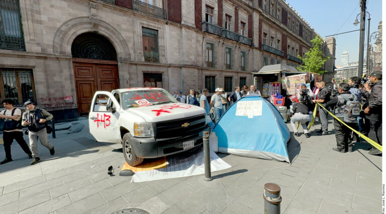 Presiona Ayotzinapa en Palacio Nacional; AMLO los acusa de estar manipulados