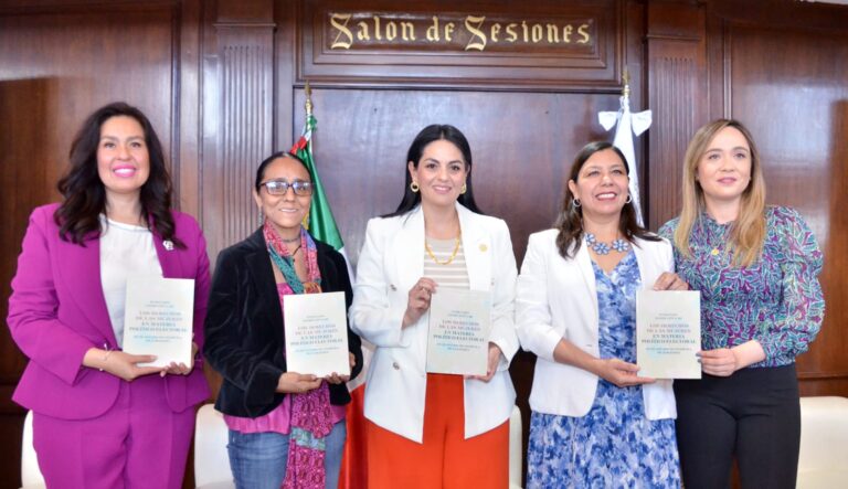 Presentan libro sobre avances en materia de derechos de las mujeres