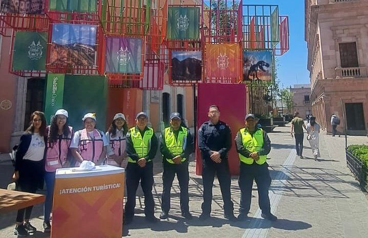 Disfrutan saltillenses y visitantes recorridos turísticos peatonales