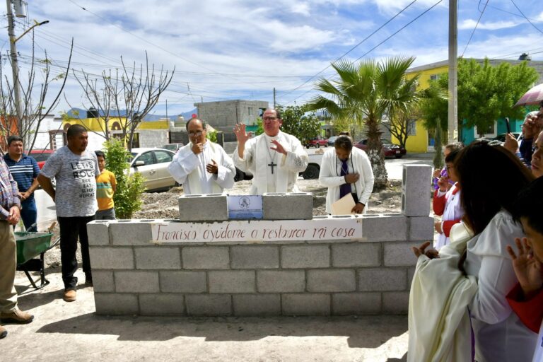 Coloca obispo primera piedra de Centro Comunitario religioso en Ramos Arizpe