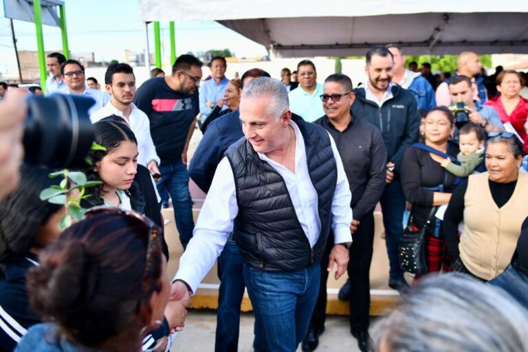 Román Alberto Cepeda González supervisa brigada de servicios en la colonia Satélite de Torreón