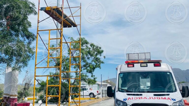 Cae de un andamio y ahora lucha por su vida en un hospital