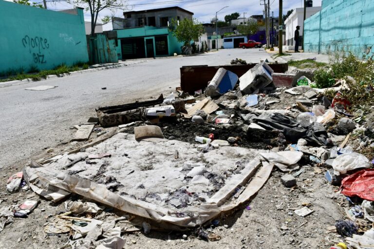 Convierten calle de Analco en basurero clandestino; autoridades apoyarán con limpieza 