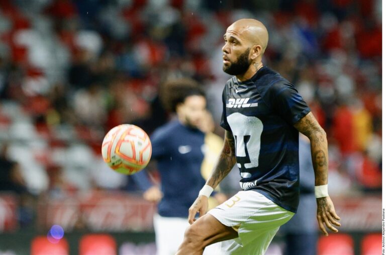 Dani Alves pide cumplir sentencia en libertad condicional