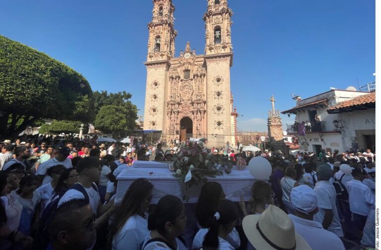 Despiden a Camila entre reclamos de justicia