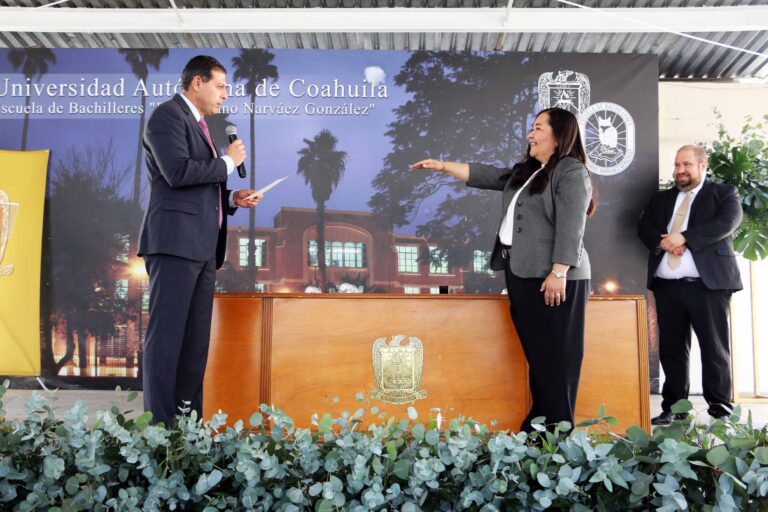 En la Escuela de Bachilleres “Dr. Mariano Narváez González” continúa como directora Claudia Elena García Vega