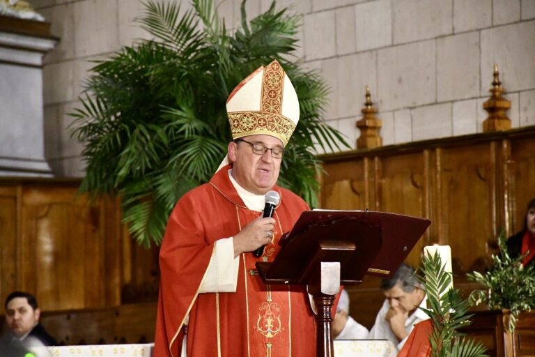 Encabeza obispo Hilario González Domingo de Ramos en Catedral de Santiago