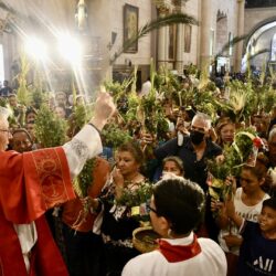 Encabeza obispo Hilario González Domingo de Ramos en Catedral de Santiago 8