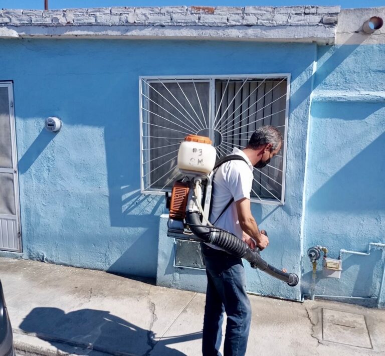 Fumigan contra la rickettsia en Ramos Arizpe; previenen enfermedades por temporada de calor 