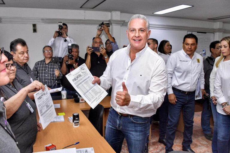 Se registra Román Cepeda como candidato a la alcaldía de Torreón