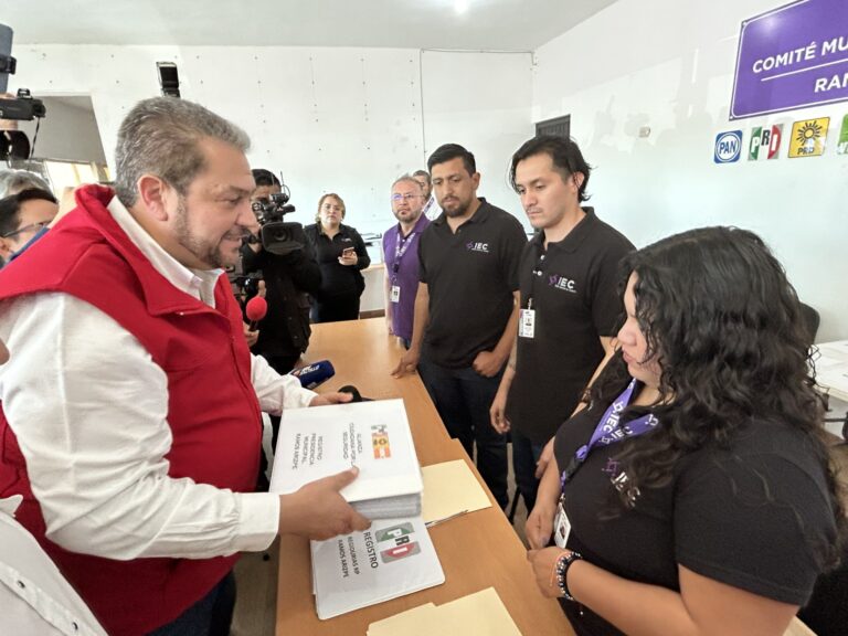 Tomás Gutiérrez se registra como candidato a la alcaldía de Ramos Arizpe 