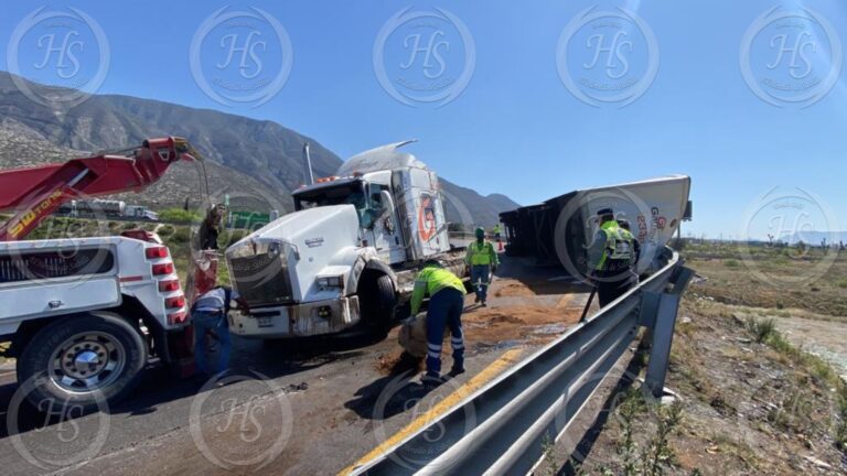 Vuelca camión en “el caracol” de la Saltillo-Monterrey