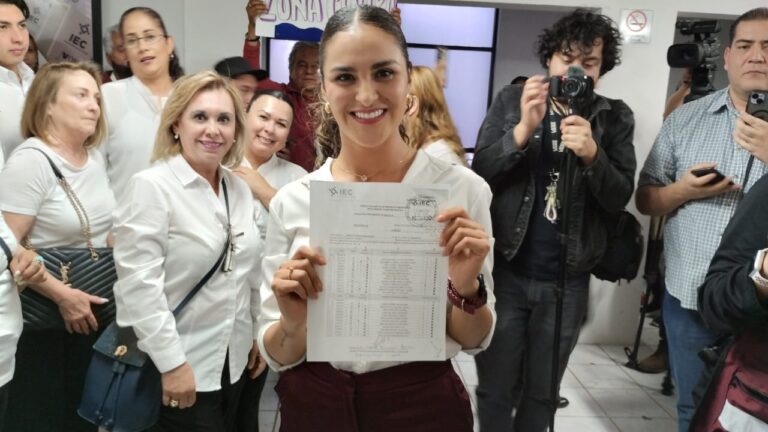 Acude Alejandra Salazar a registrarse como aspirante a la alcaldía de Saltillo