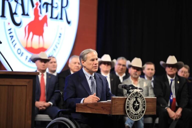 Afirma gobernador de Texas mantendrá arrestos a migrantes