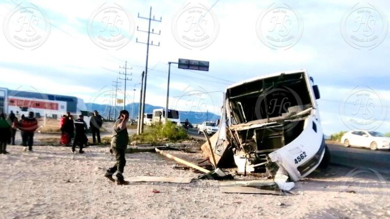 Camión de personal derriba luminaria y deja a tres trabajadores heridos