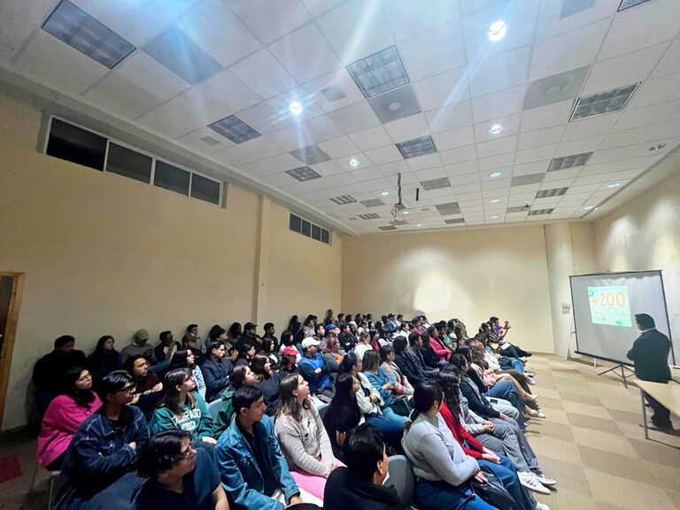 Comunidad universitaria de la UA de C Unidad Torreón se capacita para el Eclipse Total de Sol 2024