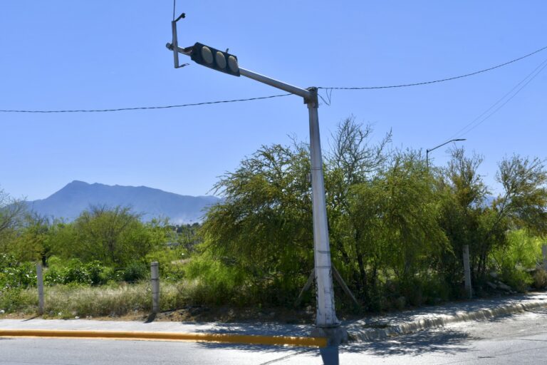 Debido a fuertes ráfagas de viento semáforos en el bulevar Escorial sufren daños; autoridades apoyarán en la reparación 