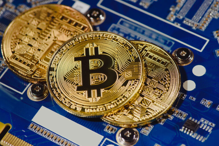 El bitcoin logra récord histórico; alcanza los 72 mil dólares por unidad