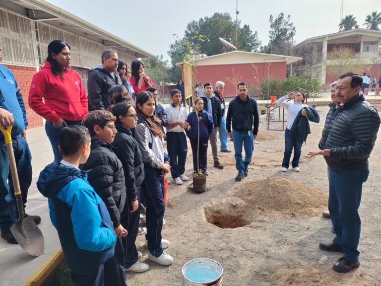 Estudiantes de Ramos Arizpe participan en reforestación de planteles