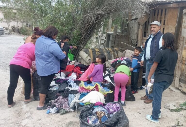 Familias de Urbivilla son apoyadas con donación de ropa y calzado